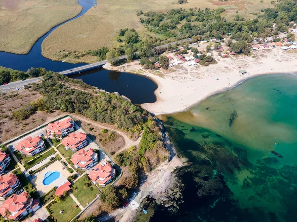 Bulgaristan 'ın Burgaz Bölgesi' ndeki Kiten kasabasının Güney Sahili 'nin şaşırtıcı hava manzarası