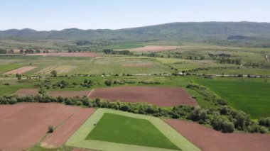 Bulgaristan 'ın Sofya bölgesindeki Godech kasabası yakınlarındaki kırsal arazinin bahar havası manzarası