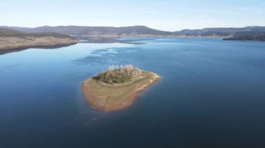 Bulgaristan 'ın Pazardzhik bölgesindeki Batak Reservoir adasının hava manzarası