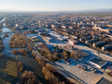 Bulgaristan 'ın Filibe kenti Maritsa nehri ve panoramasının şaşırtıcı hava manzarası