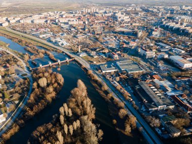 Bulgaristan 'ın Filibe kenti Maritsa nehri ve panoramasının şaşırtıcı hava manzarası
