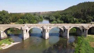 Bulgaristan 'ın Byala kentindeki Kolyu Ficheto Köprüsü olarak bilinen Yantra Nehri üzerindeki Dokuzuncu yüzyıl köprüsünün havadan görünüşü