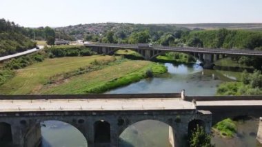 Bulgaristan 'ın Byala kentindeki Kolyu Ficheto Köprüsü olarak bilinen Yantra Nehri üzerindeki Dokuzuncu yüzyıl köprüsünün havadan görünüşü
