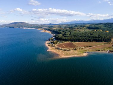 Bulgaristan 'ın Sofya kenti yakınlarındaki Iskar Barajı' nın hava manzarası