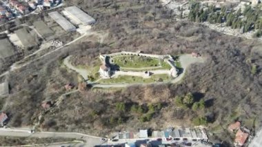 Bulgaristan 'ın Pazardzhik Bölgesi Peshtera kasabasındaki Antik Bizans kalesinin kalıntılarının havadan görünüşü
