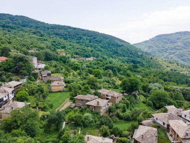 Bulgaristan 'ın Blagoevgrad Bölgesi, Otantik 19. yüzyıl evleriyle Kovaçevitsa Köyü' nün havadan görünüşü