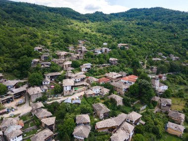 Bulgaristan 'ın Blagoevgrad Bölgesi, Otantik 19. yüzyıl evleriyle Kovaçevitsa Köyü' nün havadan görünüşü