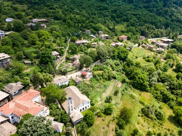 Bulgaristan 'ın Blagoevgrad Bölgesi, Otantik 19. yüzyıl evleriyle Kovaçevitsa Köyü' nün havadan görünüşü