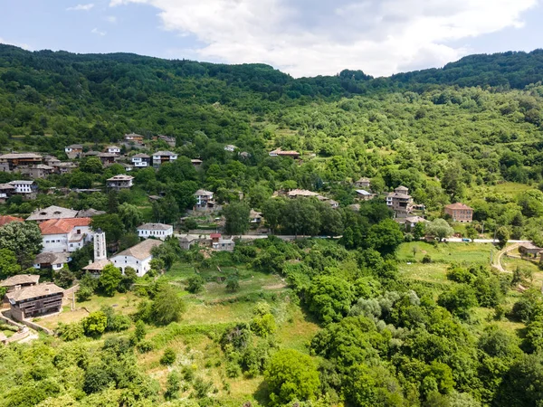 本物の19世紀の家屋とコバチェヴィツァの村の空中ビュー ブラゴエヴグラード地域 ブルガリア — ストック写真