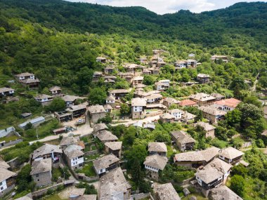 Bulgaristan 'ın Blagoevgrad Bölgesi, Otantik 19. yüzyıl evleriyle Kovaçevitsa Köyü' nün havadan görünüşü