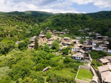 Bulgaristan 'ın Blagoevgrad Bölgesi, Otantik 19. yüzyıl evleriyle Kovaçevitsa Köyü' nün havadan görünüşü