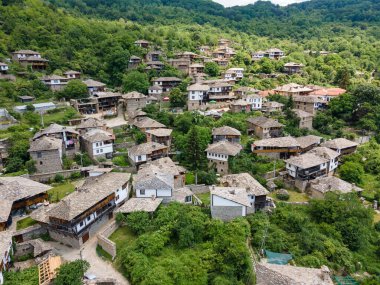 Bulgaristan 'ın Blagoevgrad Bölgesi, Otantik 19. yüzyıl evleriyle Kovaçevitsa Köyü' nün havadan görünüşü