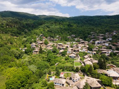 Bulgaristan 'ın Blagoevgrad Bölgesi, Otantik 19. yüzyıl evleriyle Kovaçevitsa Köyü' nün havadan görünüşü