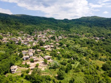 Bulgaristan 'ın Blagoevgrad Bölgesi, Otantik 19. yüzyıl evleriyle Kovaçevitsa Köyü' nün havadan görünüşü