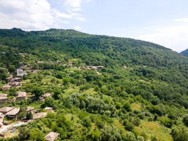 Bulgaristan 'ın Blagoevgrad Bölgesi, Otantik 19. yüzyıl evleriyle Kovaçevitsa Köyü' nün havadan görünüşü