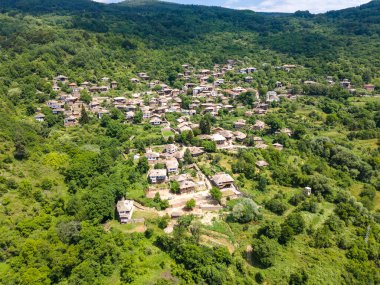 Bulgaristan 'ın Blagoevgrad Bölgesi, Otantik 19. yüzyıl evleriyle Kovaçevitsa Köyü' nün havadan görünüşü