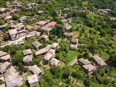 Bulgaristan 'ın Blagoevgrad Bölgesi, Otantik 19. yüzyıl evleriyle Kovaçevitsa Köyü' nün havadan görünüşü