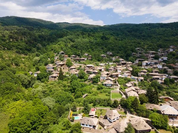 Bulgaristan 'ın Blagoevgrad Bölgesi, Otantik 19. yüzyıl evleriyle Kovaçevitsa Köyü' nün havadan görünüşü