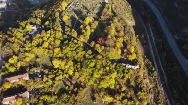 Вид Воздуха Руины Средневековой Крепости Кракра Недалеко Города Перник Болгария — стоковое видео