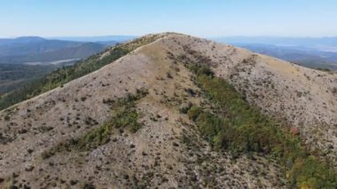 Bulgaristan 'ın Pernik bölgesindeki Lyubash Dağı' nın İnanılmaz Sonbahar Manzarası