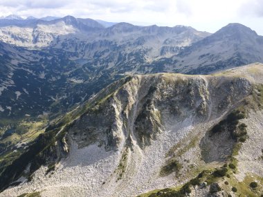 Bulgaristan 'ın Vihren Tepesi yakınlarındaki Pirin Dağı' nın şaşırtıcı hava manzarası