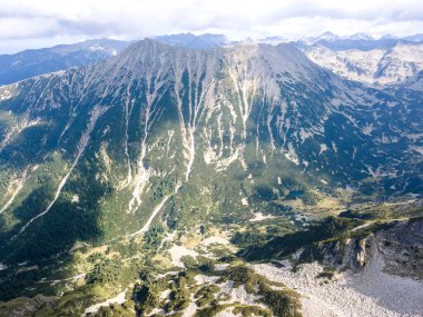 Bulgaristan 'ın Vihren Tepesi yakınlarındaki Pirin Dağı' nın şaşırtıcı hava manzarası