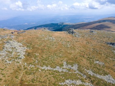 Bulgaristan 'ın Sofya kentindeki Cherni Vrah Tepesi yakınlarındaki Vitosha Dağı' nın hava manzarası