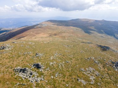 Bulgaristan 'ın Sofya kentindeki Cherni Vrah Tepesi yakınlarındaki Vitosha Dağı' nın hava manzarası
