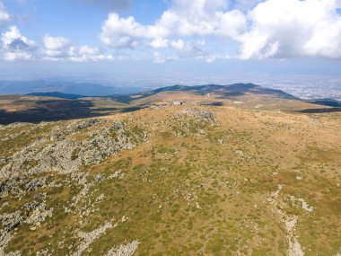 Bulgaristan 'ın Sofya kentindeki Cherni Vrah Tepesi yakınlarındaki Vitosha Dağı' nın hava manzarası