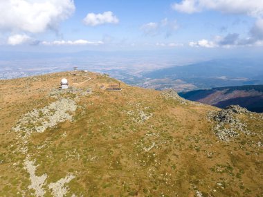 Bulgaristan 'ın Sofya kentindeki Cherni Vrah Tepesi yakınlarındaki Vitosha Dağı' nın hava manzarası