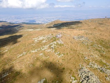 Bulgaristan 'ın Sofya kentindeki Cherni Vrah Tepesi yakınlarındaki Vitosha Dağı' nın hava manzarası
