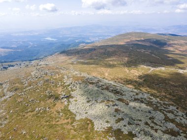 Bulgaristan 'ın Sofya kentindeki Cherni Vrah Tepesi yakınlarındaki Vitosha Dağı' nın hava manzarası
