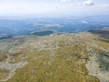 Bulgaristan 'ın Sofya kentindeki Cherni Vrah Tepesi yakınlarındaki Vitosha Dağı' nın hava manzarası