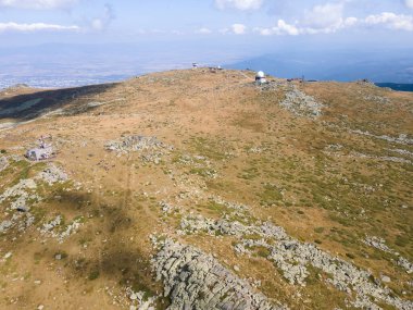Bulgaristan 'ın Sofya kentindeki Cherni Vrah Tepesi yakınlarındaki Vitosha Dağı' nın hava manzarası