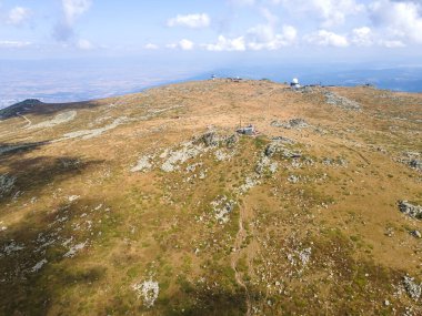 Bulgaristan 'ın Sofya kentindeki Cherni Vrah Tepesi yakınlarındaki Vitosha Dağı' nın hava manzarası