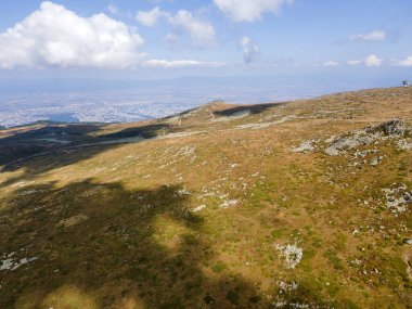 Bulgaristan 'ın Sofya kentindeki Cherni Vrah Tepesi yakınlarındaki Vitosha Dağı' nın hava manzarası