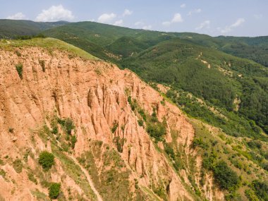 Kaya oluşumunun şaşırtıcı hava manzarası Stob piramitleri, Rila Dağı, Kyustendil bölgesi, Bulgaristan