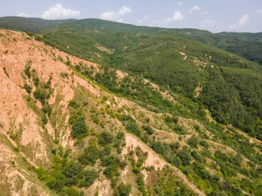 Kaya oluşumunun şaşırtıcı hava manzarası Stob piramitleri, Rila Dağı, Kyustendil bölgesi, Bulgaristan