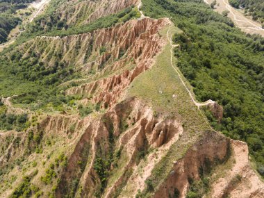 Kaya oluşumunun şaşırtıcı hava manzarası Stob piramitleri, Rila Dağı, Kyustendil bölgesi, Bulgaristan