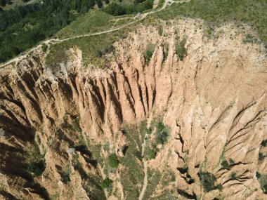 Kaya oluşumunun şaşırtıcı hava manzarası Stob piramitleri, Rila Dağı, Kyustendil bölgesi, Bulgaristan