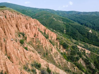 Kaya oluşumunun şaşırtıcı hava manzarası Stob piramitleri, Rila Dağı, Kyustendil bölgesi, Bulgaristan