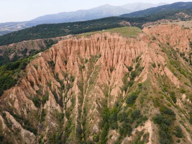 Kaya oluşumunun şaşırtıcı hava manzarası Stob piramitleri, Rila Dağı, Kyustendil bölgesi, Bulgaristan