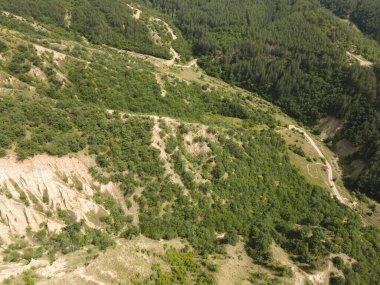 Kaya oluşumunun şaşırtıcı hava manzarası Stob piramitleri, Rila Dağı, Kyustendil bölgesi, Bulgaristan
