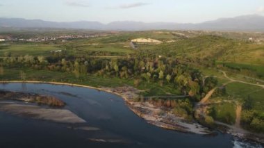 Bulgaristan 'ın Blagoevgrad bölgesinin Topolnitsa köyü yakınlarındaki Struma nehrinin hava günbatımı manzarası