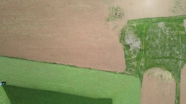 Bulgaristan 'ın Sofya bölgesindeki Godech kasabası yakınlarındaki kırsal arazinin bahar havası manzarası