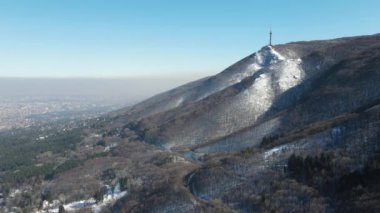 Bulgaristan 'ın Sofya kenti Boyana İlçesi yakınlarındaki Vitosha Dağı' nın hava kışı manzarası