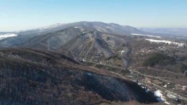 Bulgaristan 'ın Sofya kenti Boyana İlçesi yakınlarındaki Vitosha Dağı' nın hava kışı manzarası