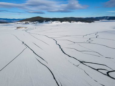 Bulgaristan 'ın Pazardzhik Bölgesi, buzla kaplı Batak Barajı' nın kış manzarası