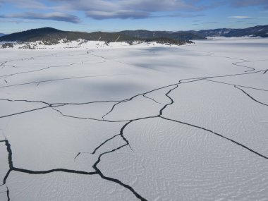 Bulgaristan 'ın Pazardzhik Bölgesi, buzla kaplı Batak Barajı' nın kış manzarası