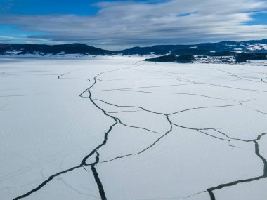 Bulgaristan 'ın Pazardzhik Bölgesi, buzla kaplı Batak Barajı' nın kış manzarası